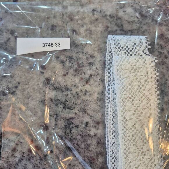Lace, White Cotton & Nylon, Heirloom type, 1.25" x 1.5 yds - Picture 3 of 3